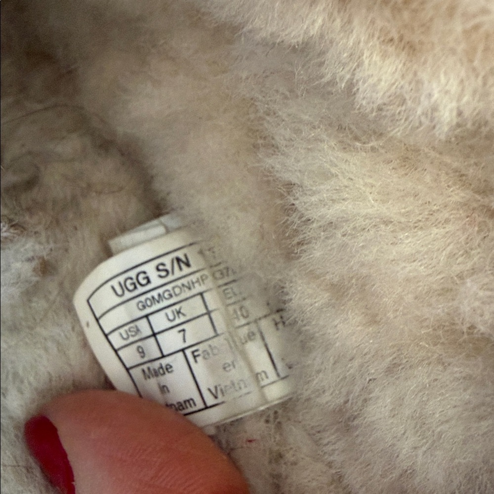 Ugg Slippers - US size 9 - Picture 7 of 7